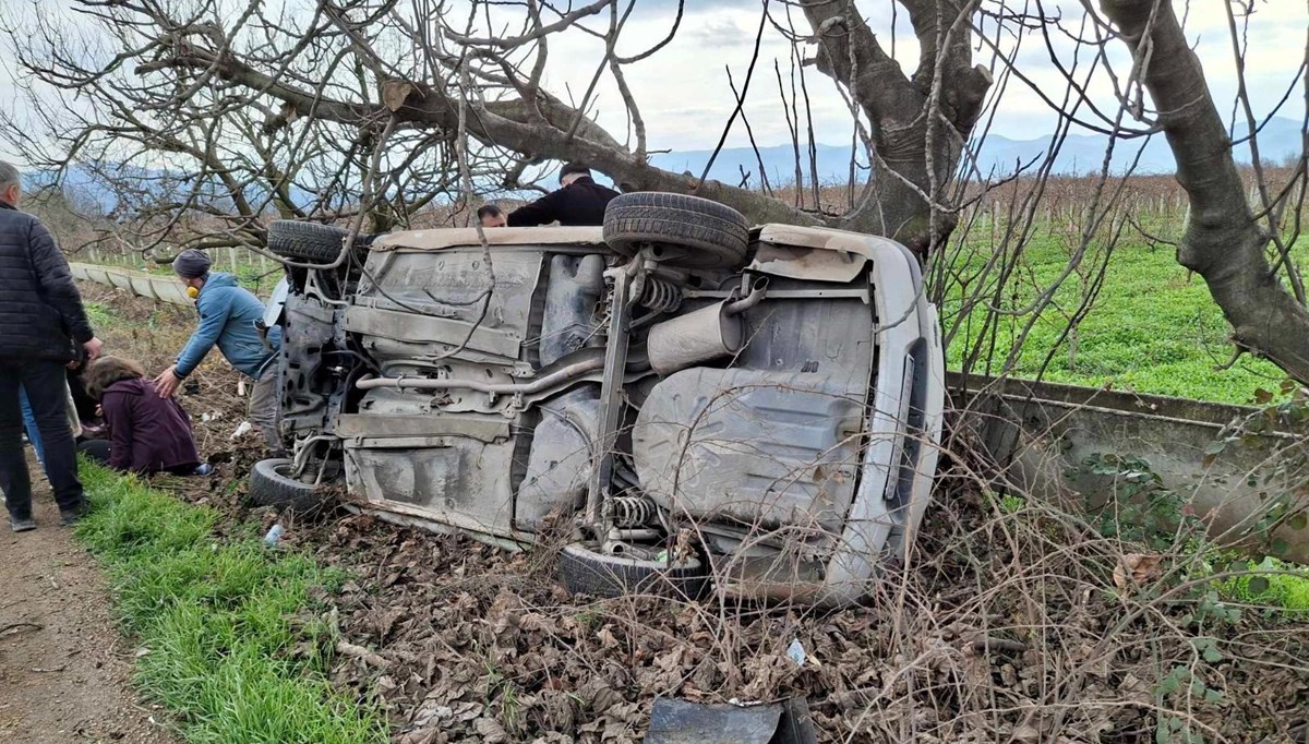 TIR'ın çarptığı otomobil ağaçlık alana uçtu: Aynı aileden 3 yaralı