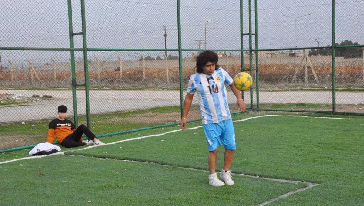 Yerli Maradona benzerliğiyle görenleri şaşırttı Yerli Maradona benzerliğiyle görenleri şaşırttı