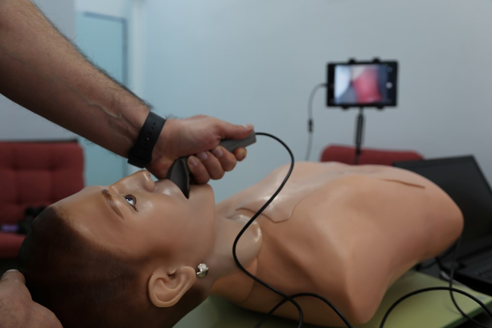 Sağlık personelini koruyacak 'video laringoskop' cihazı geliştirildi - 1