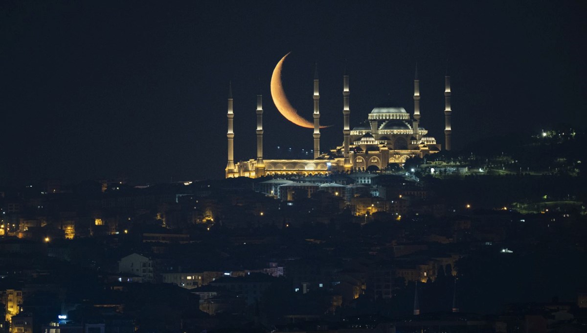 İstanbul'da hilal, Büyük Çamlıca Camisi ile görsel şölen oluşturdu