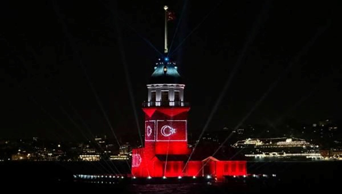 Kız Kulesi, Türk bayrağı ile ışıklandırıldı Kız Kulesi, Türk bayrağı ile ışıklandırıldı