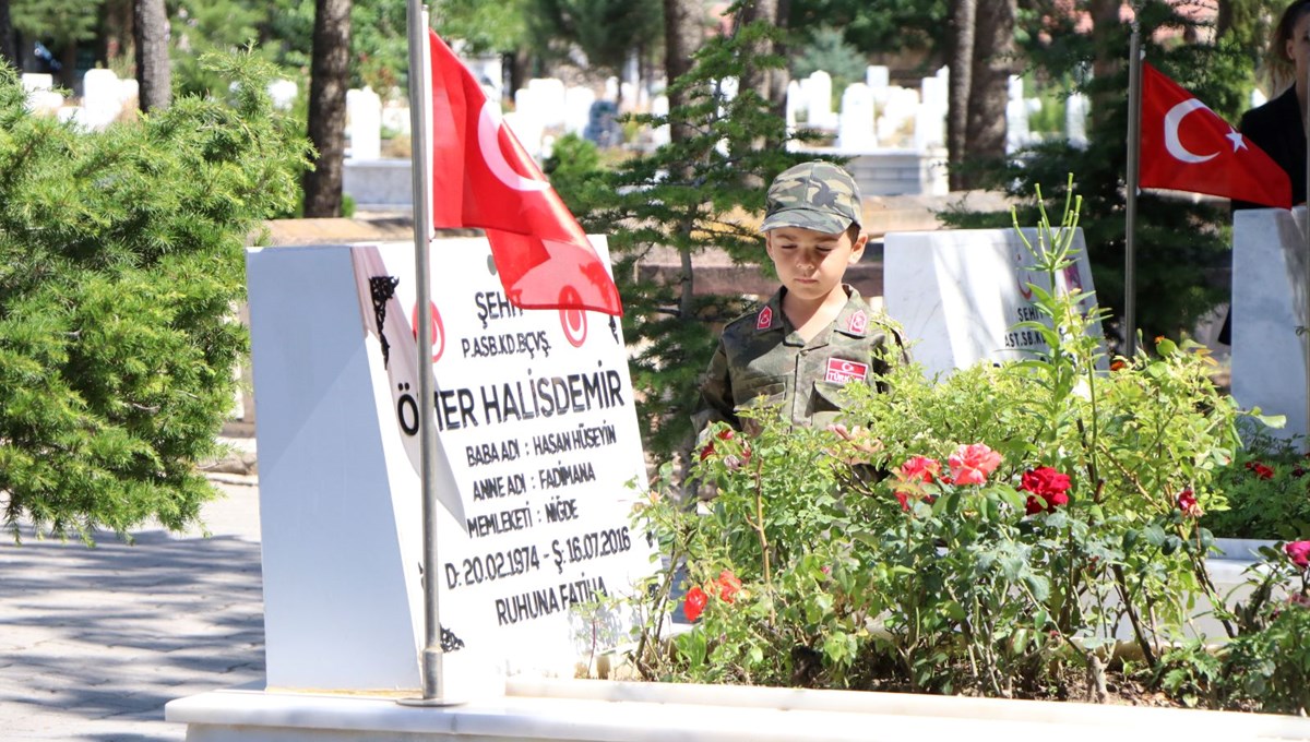 Ömer Halisdemir'in mezarında ziyaretçi yoğunluğu