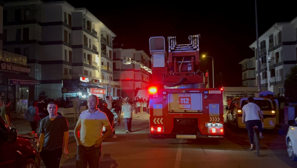 Düzce'de bir binada yangın çıktı, 7 kişi merdivenle tahliye edildi