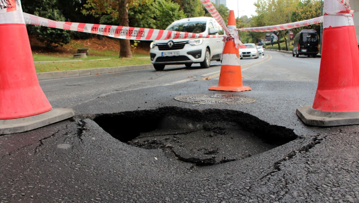 Şişli'de yol çöktü, trafik kilitlendi