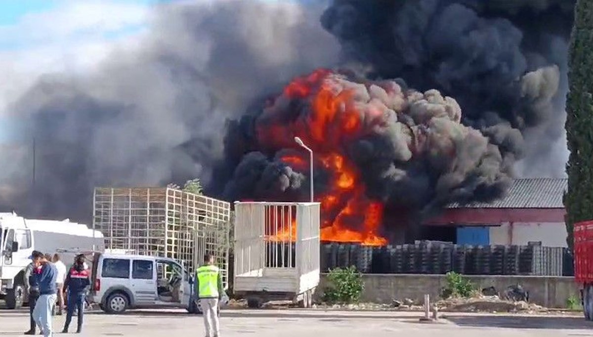 Antalya’da yangın | Soğuk hava deposu alev topuna döndü