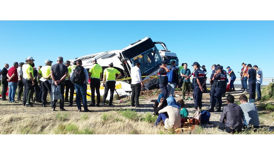 Aksaray'da yolcu otobüsü şarampole devrildi: 41 yaralı
