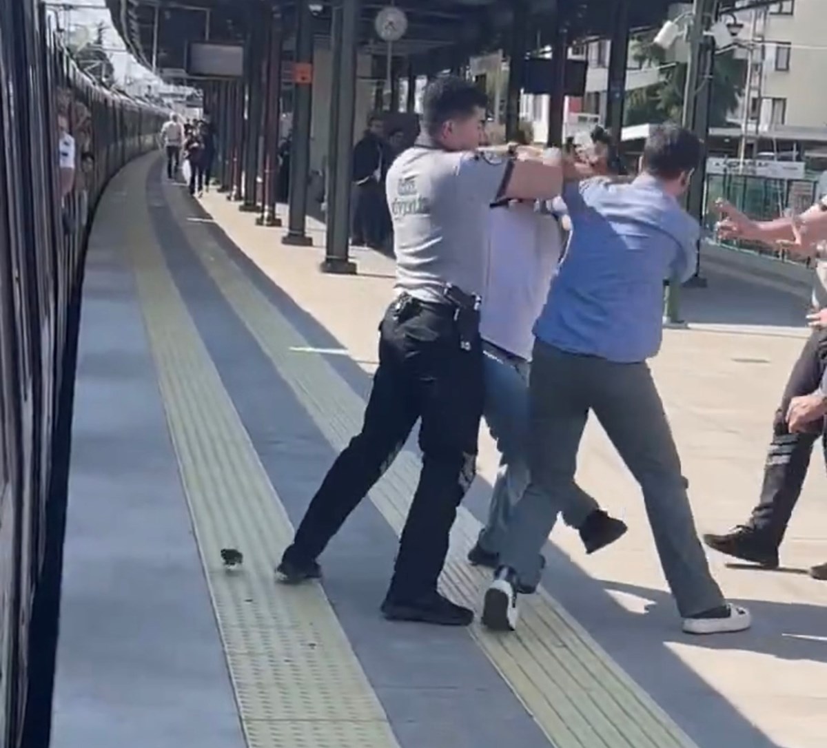 Taraflar durakta da birbirine girdi. Taraflar durakta da birbirine girdi.