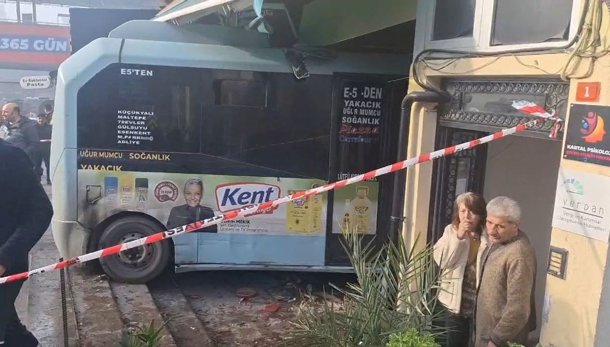 Kartal'da minibüs dükkana daldı: Yaralılar var