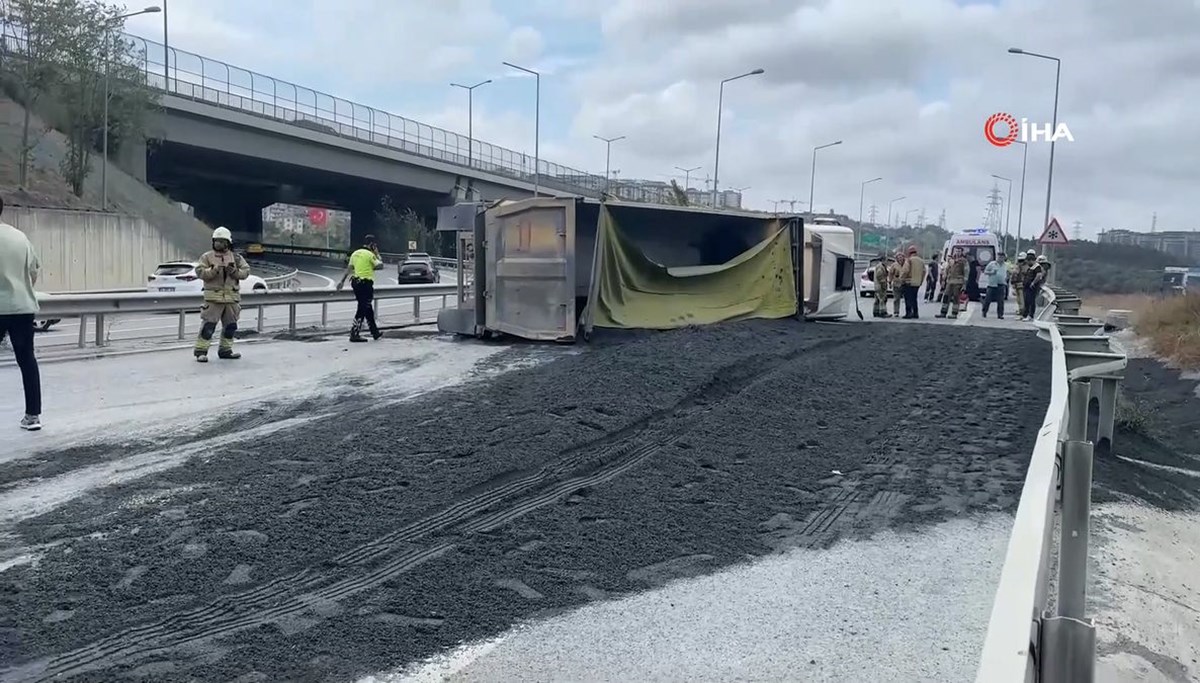 TEM yan yolda hafriyat kamyonu devrildi (Edirne yönü kapandı)