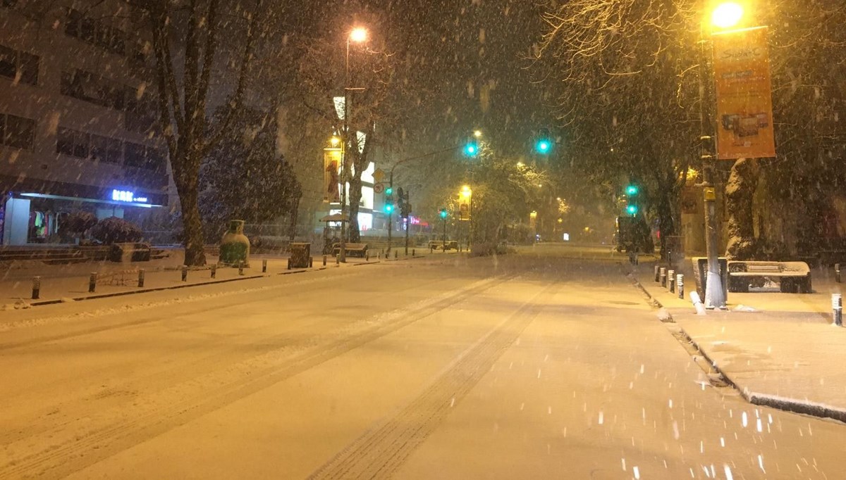 Bağdat Caddesi beyaza büründü