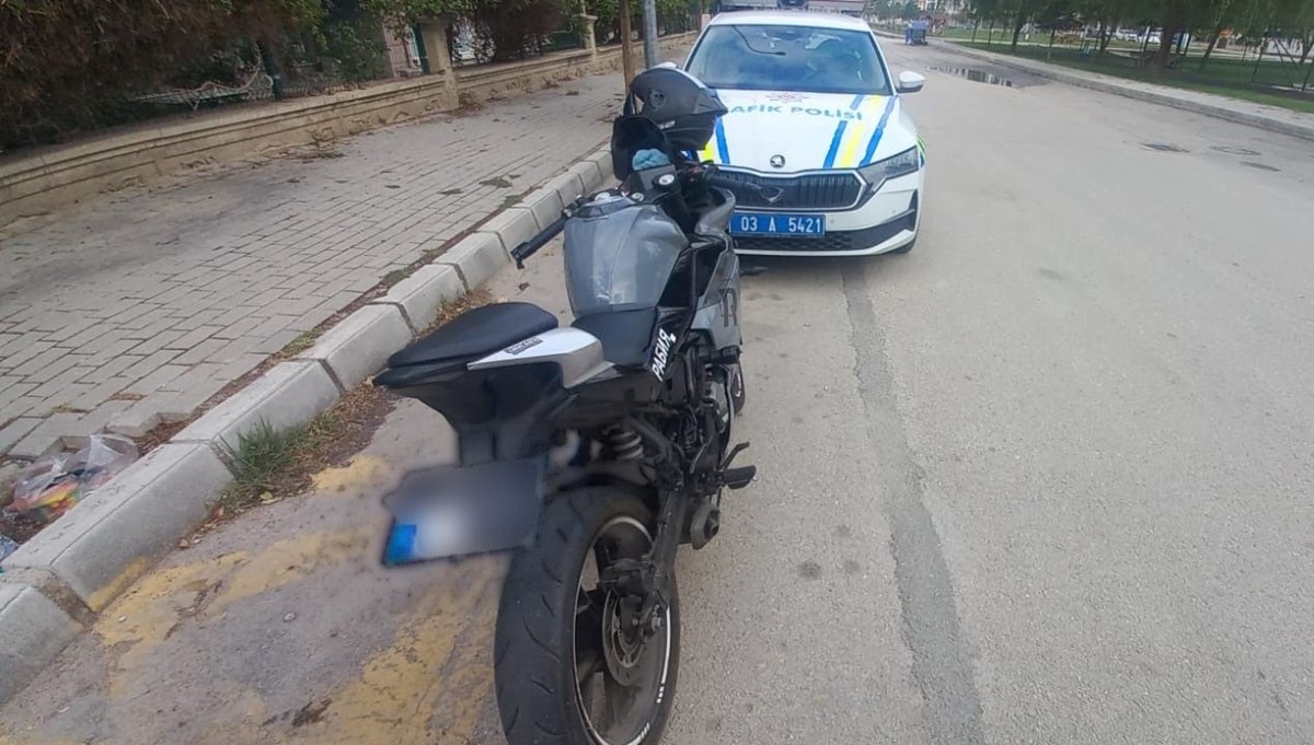 Motosikletinin plakasını bantla değiştiren sürücü polise yakalandı Motosikletinin plakasını bantla değiştiren sürücü polise yakalandı