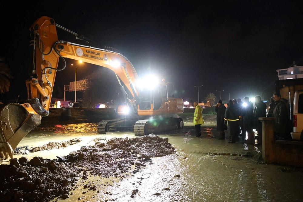 Manavgat'ta yoğun yağış etkili oldu, yollar göle döndü - 6