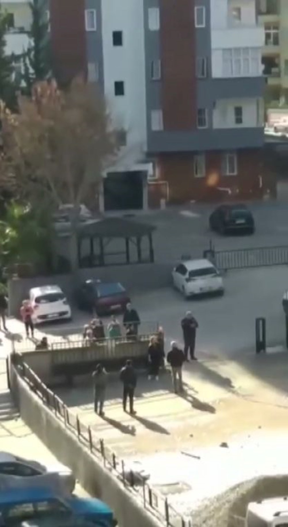 İskele çöktü, işçi havada asılı kaldı - 4