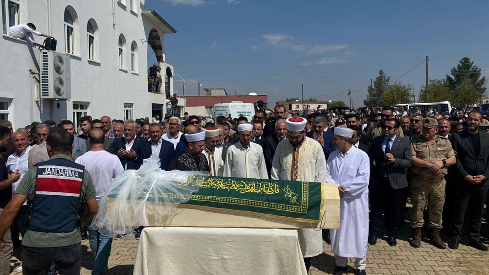 Narin'e gözyaşları içinde acı veda: Küçük Narin köyünde defnedildi - 3