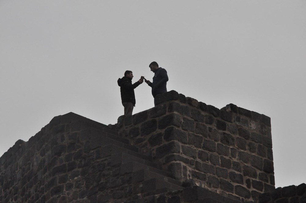 Diyarbakır'da corona virüs ve düşme riskine rağmen surlarda fotoğraf çekiyorlar - 3