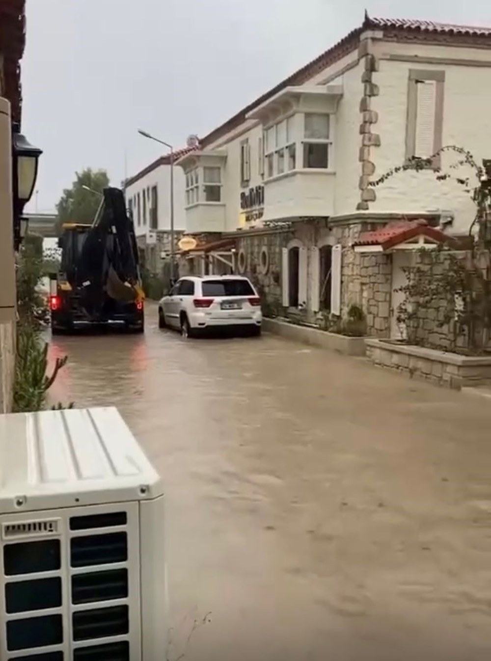 Çeşme'yi sağanak vurdu: Ev ve iş yerlerini su bastı - 4
