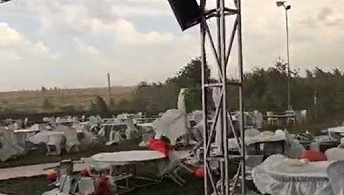 Fırtınada ağaç devrildi, piknik alanı savaş alanına döndü Fırtınada ağaç devrildi, piknik alanı savaş alanına döndü