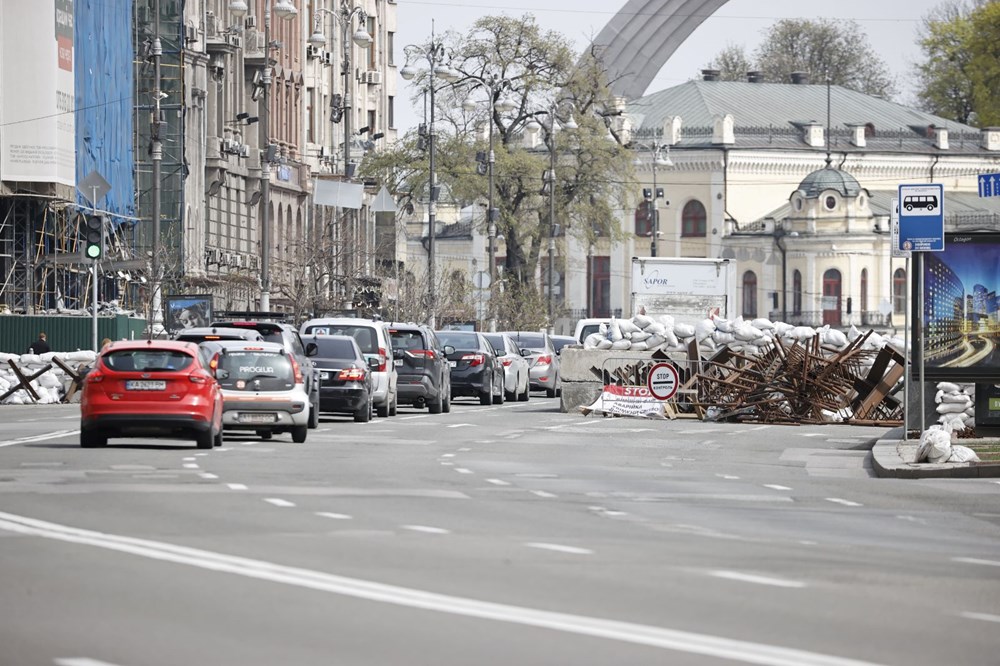 Savaşın gölgesindeki Ukrayna'nın başkenti Kiev'in caddeleri canlanmaya başladı - 24