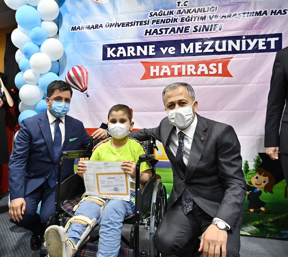 Vali Yerlikaya, Hastane Sınıfı’nın mezuniyet ve karne sevincine ortak oldu - 1