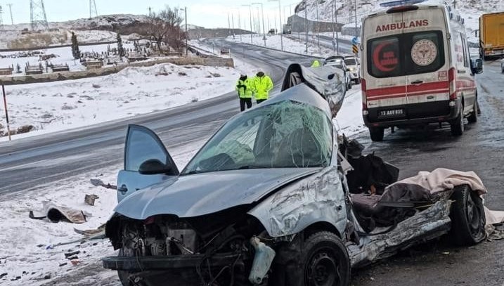 TIR'la çarpışan otomobil kağıt gibi ezildi: 1 ölü, 2 yaralı