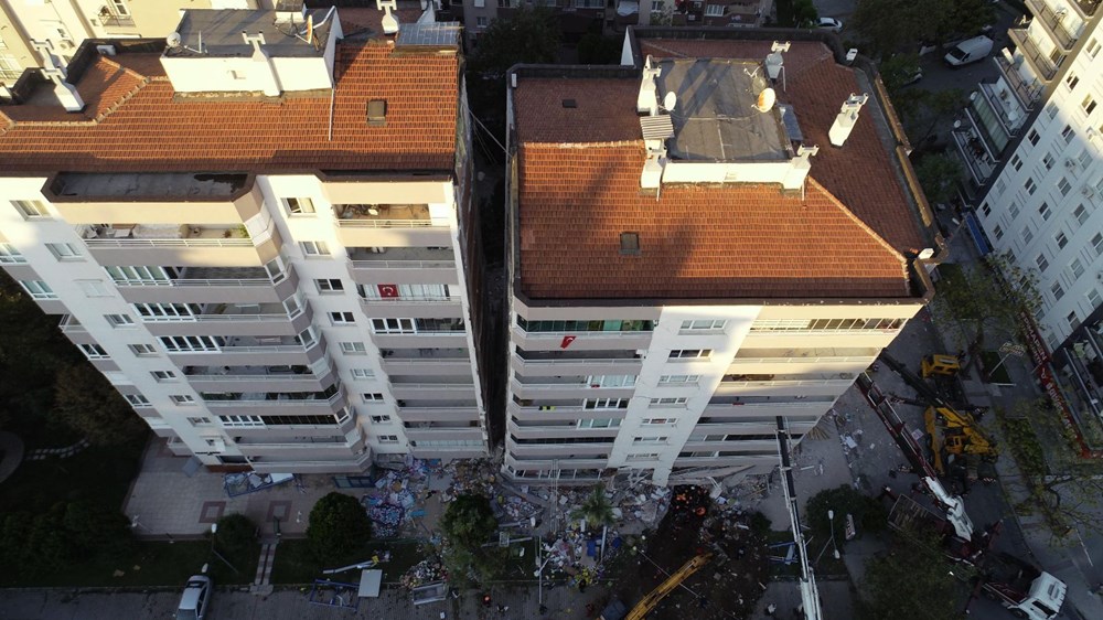 Depremde ilk 3 katı çöküp yan yatan bina, vinçlerle desteklendi - 3