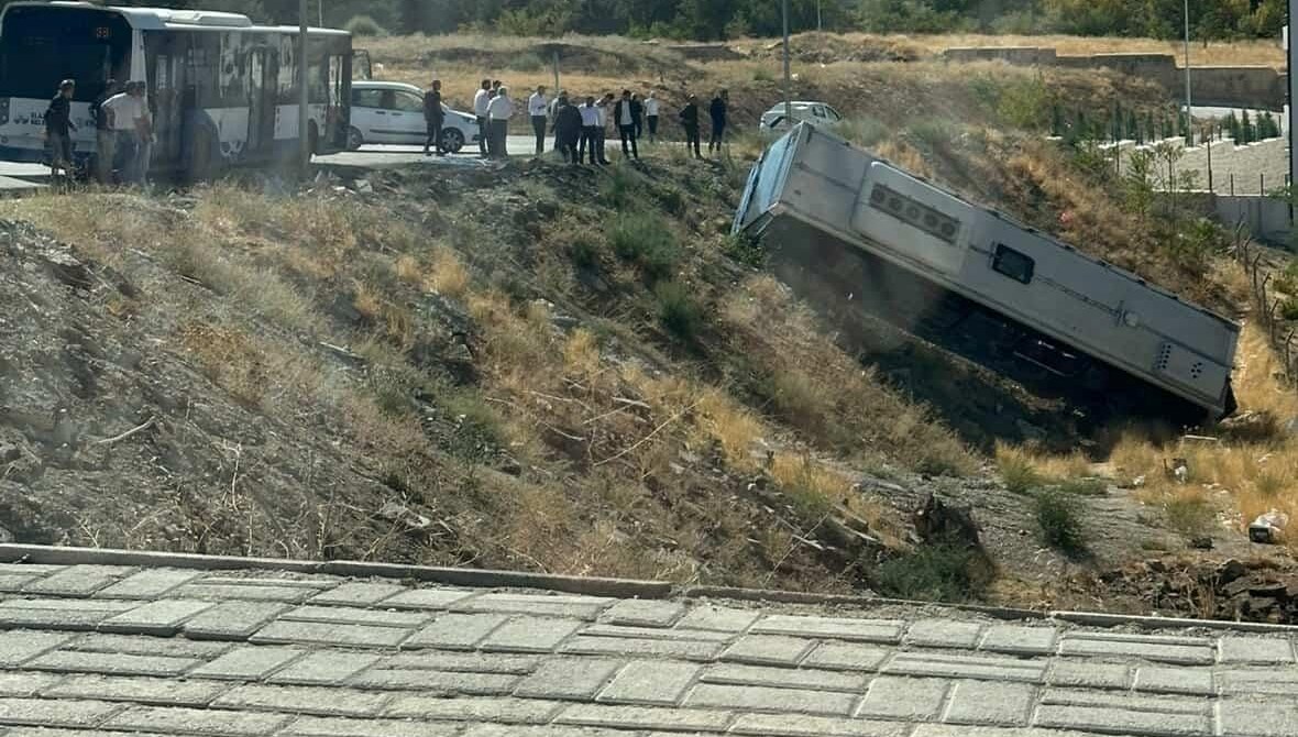 Park halindeki otobüs şarampole yuvarlandı