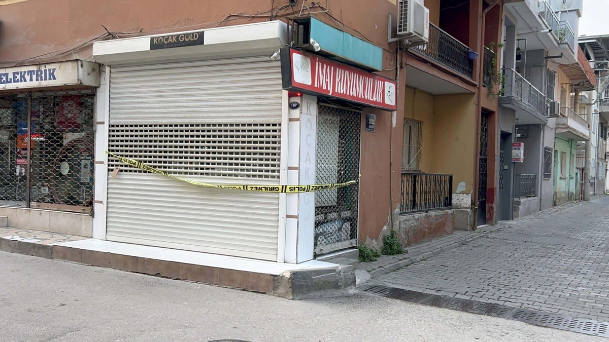 İzmir-Manisa arasında cesetle gezdiler | Cesedi hastane otoparkına bıraktı, anahtarı alıp kuyumcuyu soydu