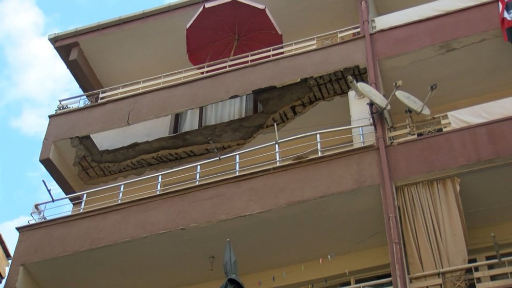 Güngören'de korku dolu anlar: Beş katlı binanın balkonu çöktü - 4