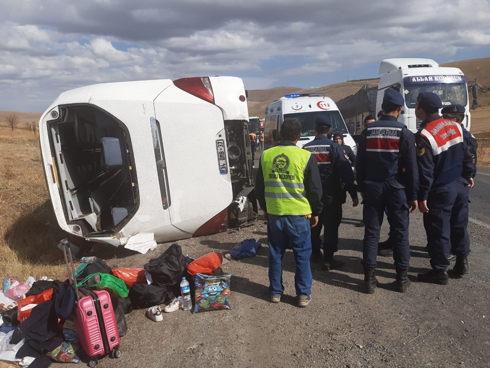 Afyonkarahisar'da tur otobüsü devrildi: 1 ölü, 30 yaralı - 1