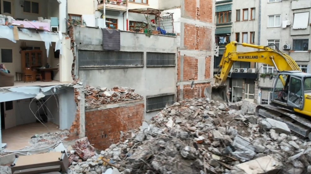 Dört katlı bina yıkıldı: Bitişteki apartman duvarsız kaldı! - 2