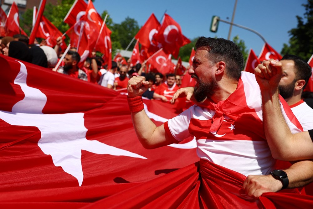 Milli maça saatler kala Dortmund sokakları yine kırmızı-beyaz - 6