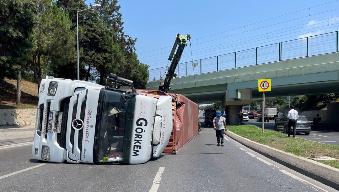 Bakırköy'de feci kaza: Alt geçide çarpan TIR devrildi