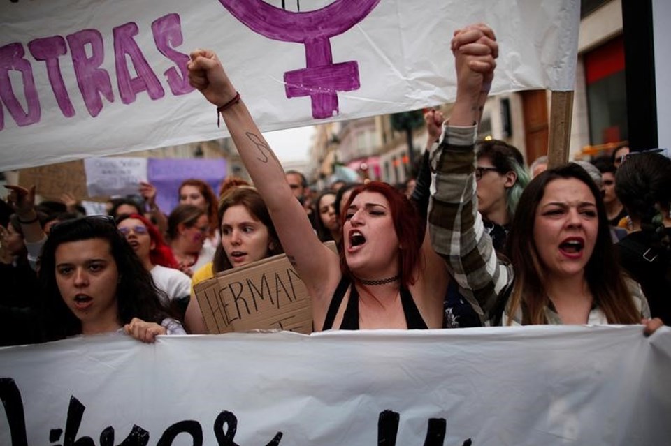 İspanya'da 2016 yılında yaşanan toplu tecavüz olayında, mağdurdan kanıt istenmesi geniş çaplı protestolara yol açtı. 