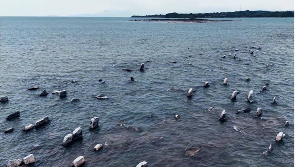 Sular çekildi, tarihi mezarlar definecilerin hedefi oldu