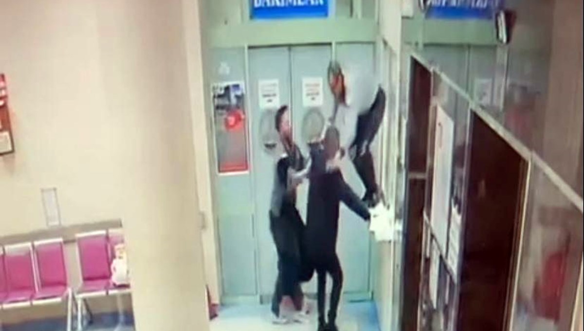 Hastanede doktora saldıran sanık ikinci duruşmada tahliye edildi Hastanede doktora saldıran sanık ikinci duruşmada tahliye edildi