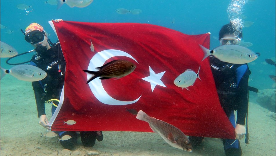 Denizin dibinde Türk Bayrağı açtılar