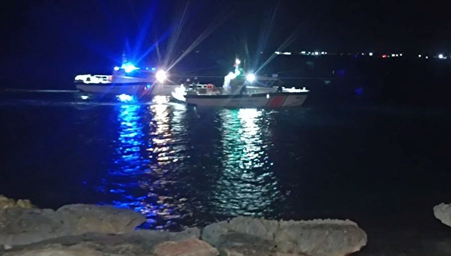 Gece denize giren üç kişiden biri boğuldu