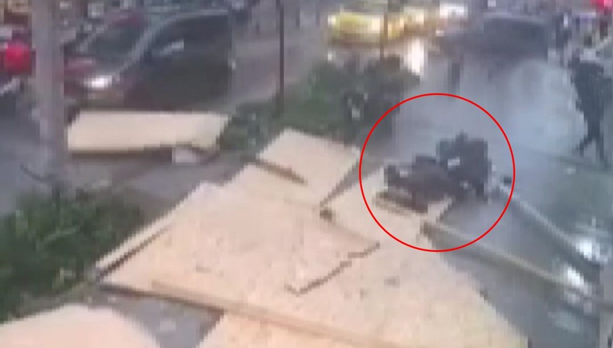 Çatı kaldırımdaki anne ile oğlunun üzerine düştü