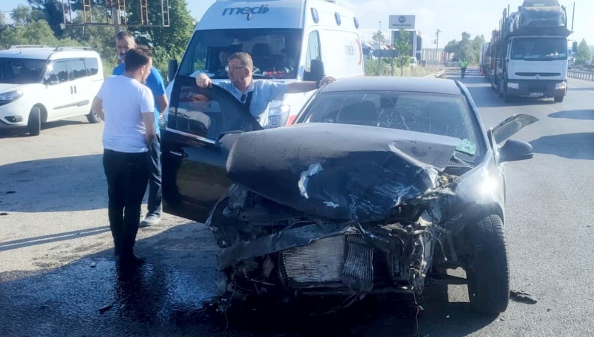 Bursa'da servis minibüsü ile otomobil çarpıştı: 5 yaralı Bursa'da servis minibüsü ile otomobil çarpıştı: 5 yaralı