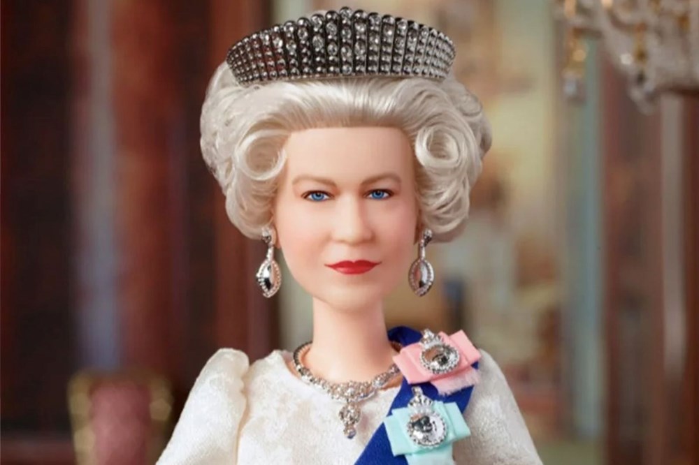 Kraliçe Elizabeth'in Barbie bebeği çıkarıldı - 3