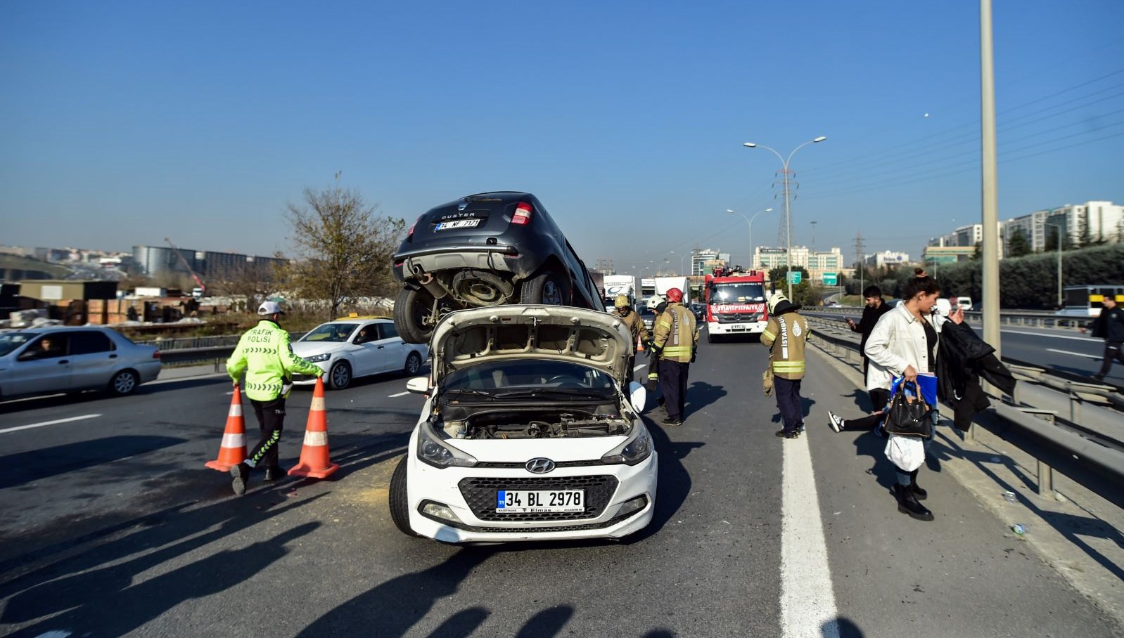 Bahçelievler'de Zincirleme Kaza: 3 Kişi Ağır Yaralı - Son Dakika ...