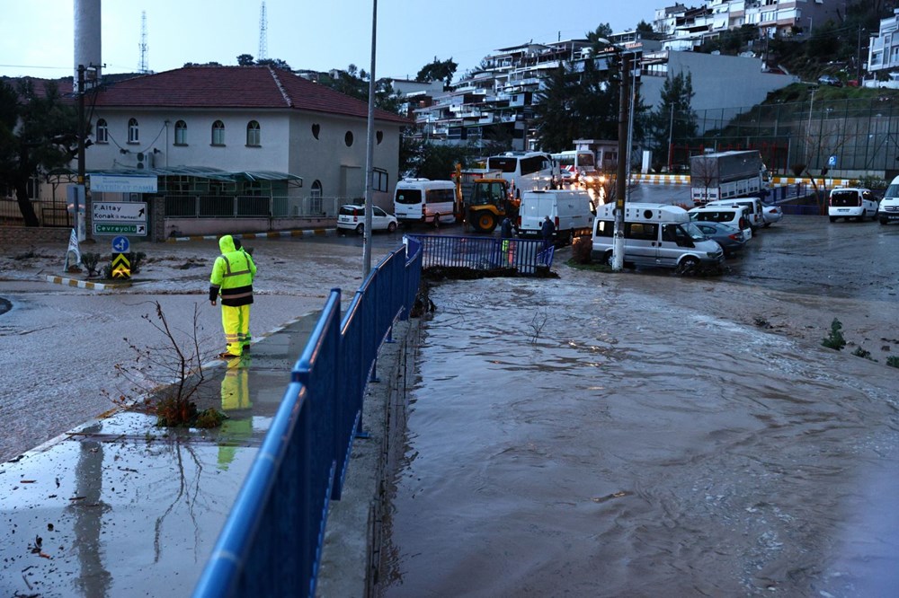 İzmir'i sel vurdu: 2 can kaybı - 6