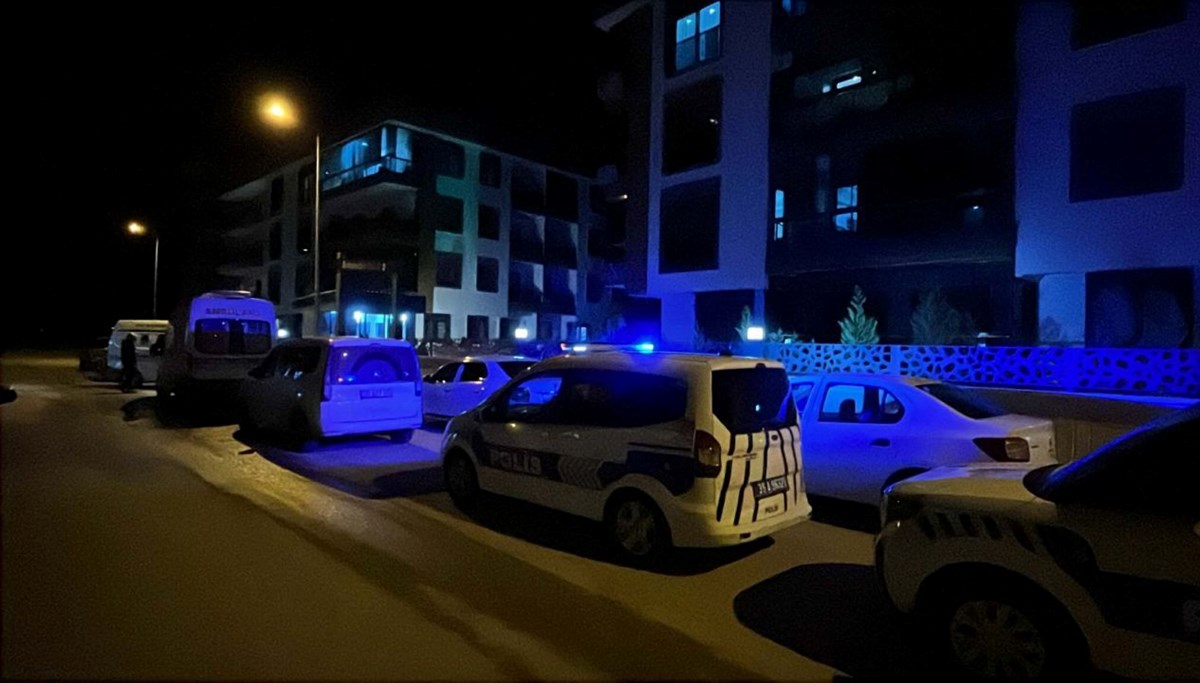 Anne, baba ve oğulları evde ölü bulundu