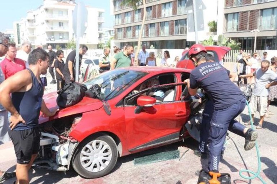 Antalyasporlu futbolcu Naldo'nun ailesi kaza geçirdi: Araçtan fırlayan oğlunun durumu ağır - 2