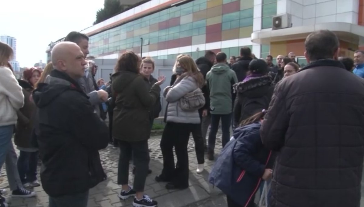 Özel okul önünde deprem protestosu