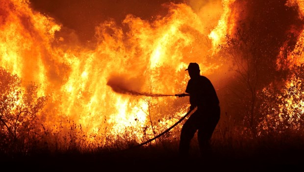 Οι φλόγες έφτασαν σε αποθήκη πυρομαχικών στην Ελλάδα, σημειώθηκε σφοδρή έκρηξη – Last Minute World News