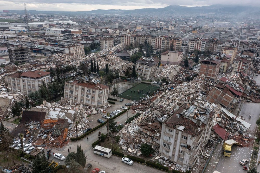 Deprem bölgesinden çarpıcı fotoğraflar: Binalar yerle bir oldu! - 5