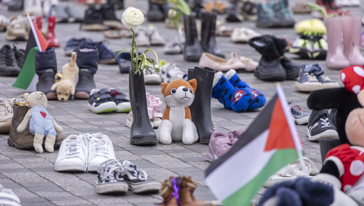 Hollanda'da Filistin'e sergisi: Meydana 14 bin çocuk ayakkabısı bırakıldı Hollanda'da Filistin'e sergisi: Meydana 14 bin çocuk ayakkabısı bırakıldı
