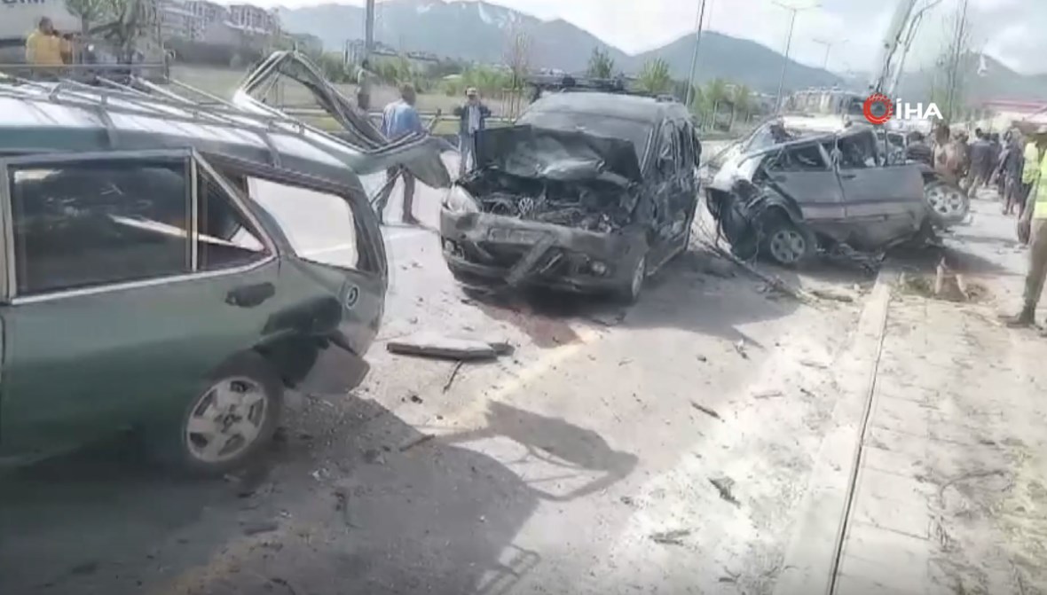 Beton mikseri dehşeti: Onlarca aracı önüne kattı, yol savaş alanına döndü