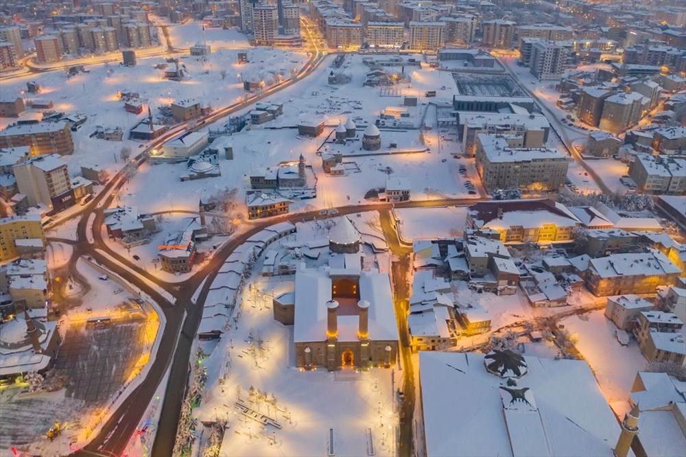 Doğu'nun "kış cenneti" Erzurum gündüz bembeyaz, gece ise ışıl ışıl - 25